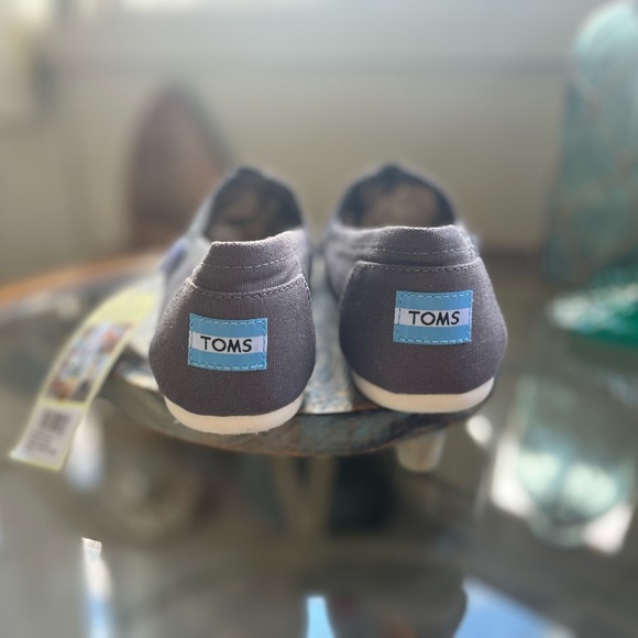 🍃TOMS🍃- NWT - Grey Toms Hand-painted Tree Branch Design- size 10 Womens - Picture 5 of 9